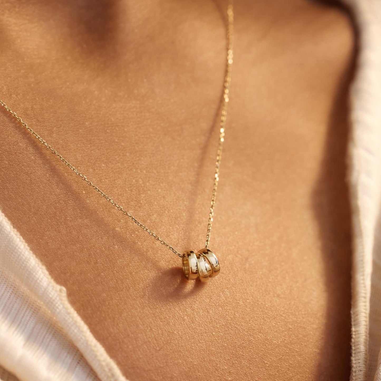 <p>Smyckena från Della Spiga-kollektionen är inspirerade av den soliga byn med samma namn i Italien. Med de här smyckena har du alltid lite solsken med dig och du strålar hela dagen.</p>