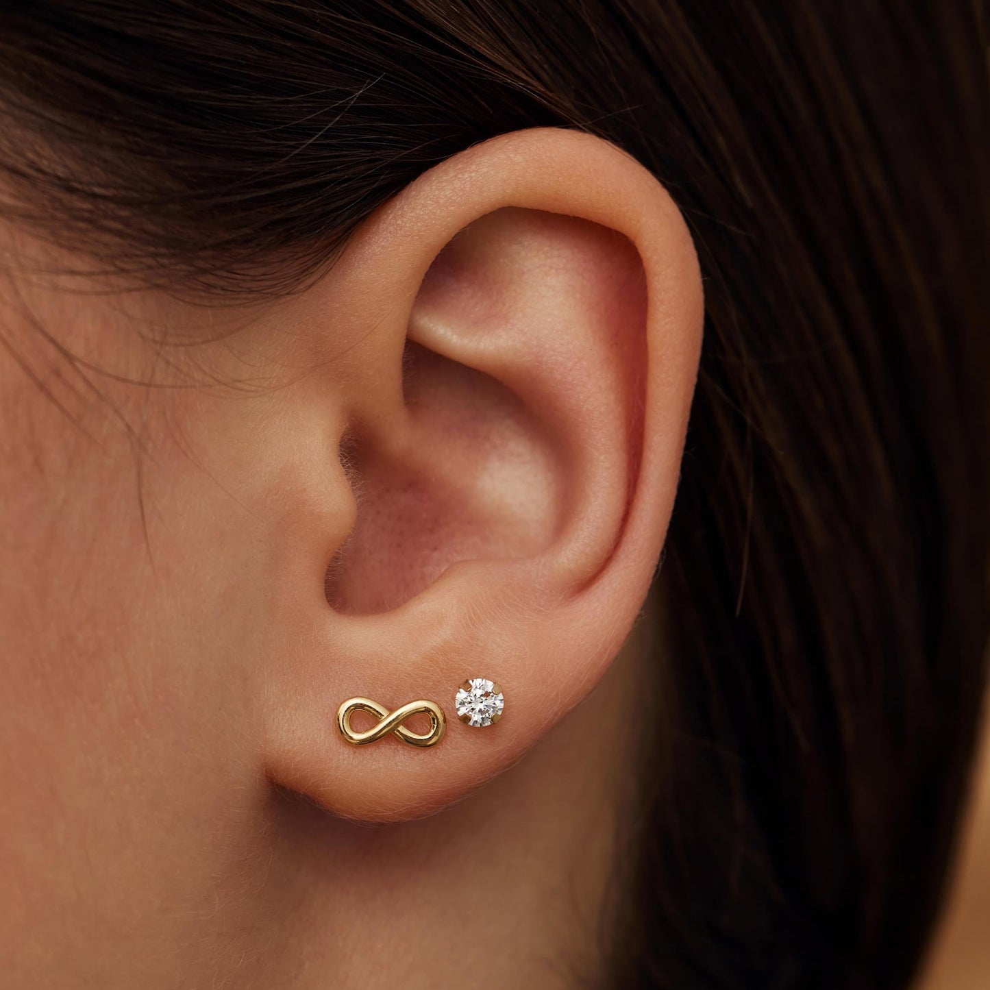 Della Spiga Felicia 9 karat gold ear studs with infinity sign - Beloro jewels