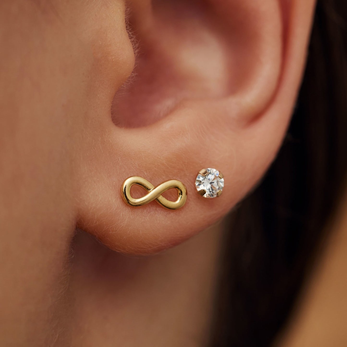 Della Spiga Felicia 9 karat gold ear studs with infinity sign - Beloro jewels